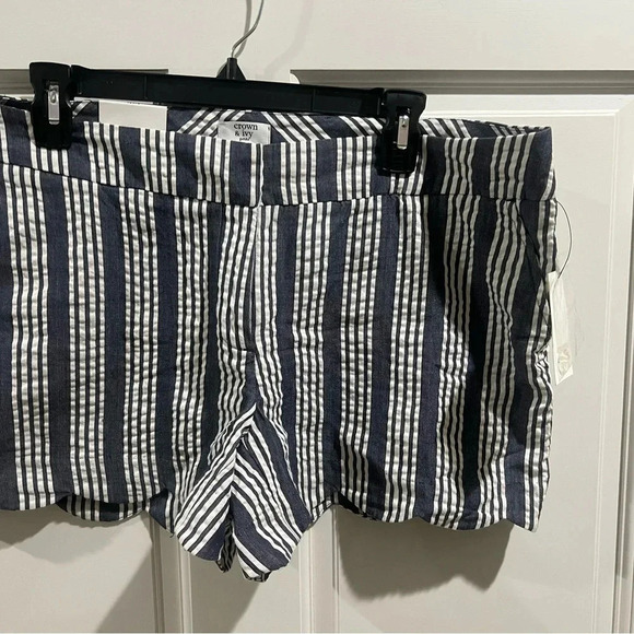 NWT Crown & Ivy Blue and White Striped Scalloped Shorts Size 12p - Picture 2 of 4
